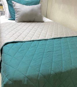 Cubrecamas reversible color ortiga y vapor