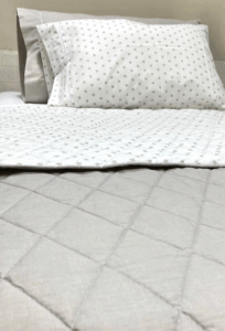 Cubrecamas de algodon reversible color vapor y estrellas gris