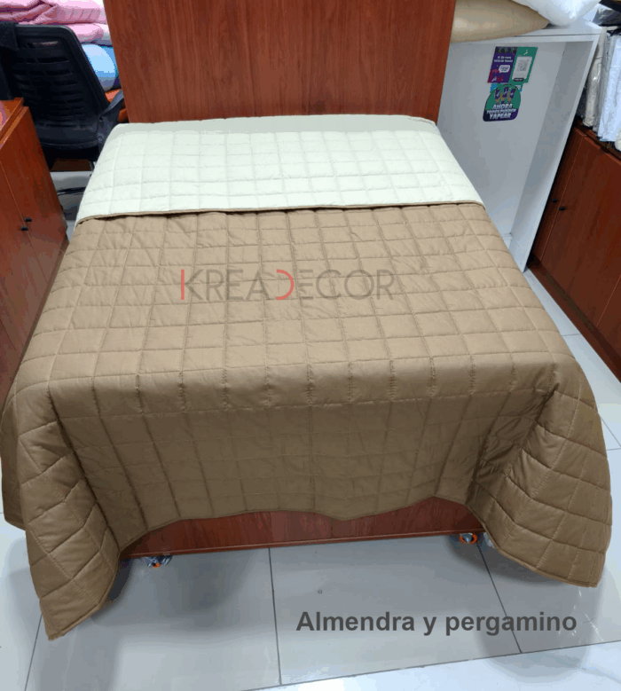 Cubrecamas reversible de verano color almendra y pergamino con diseño cuadritos - Imagen 2